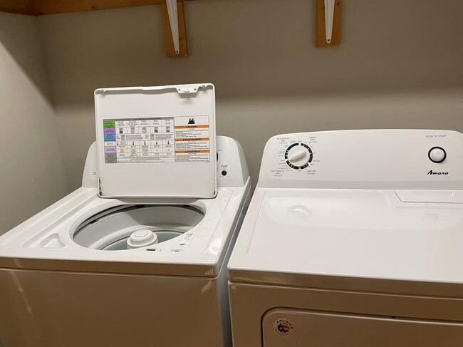 Building Photo - 1066 School St