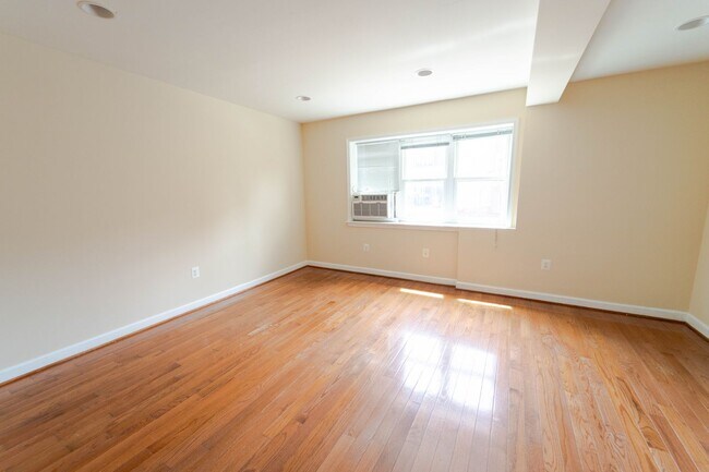 Building Photo - Spacious 1 BD 2 BA Apartment in the Histor...