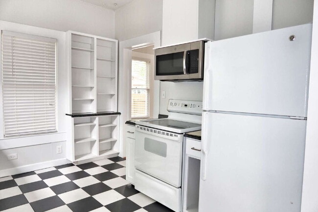 Building Photo - Charming 2 Bedroom, 2 Bath Home on Corner ...