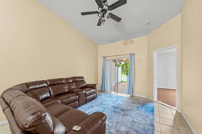 Building Photo - 11424 SW 17th Ct
