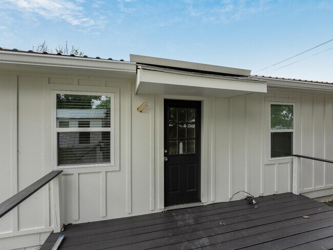 Building Photo - 421 S Interurban St