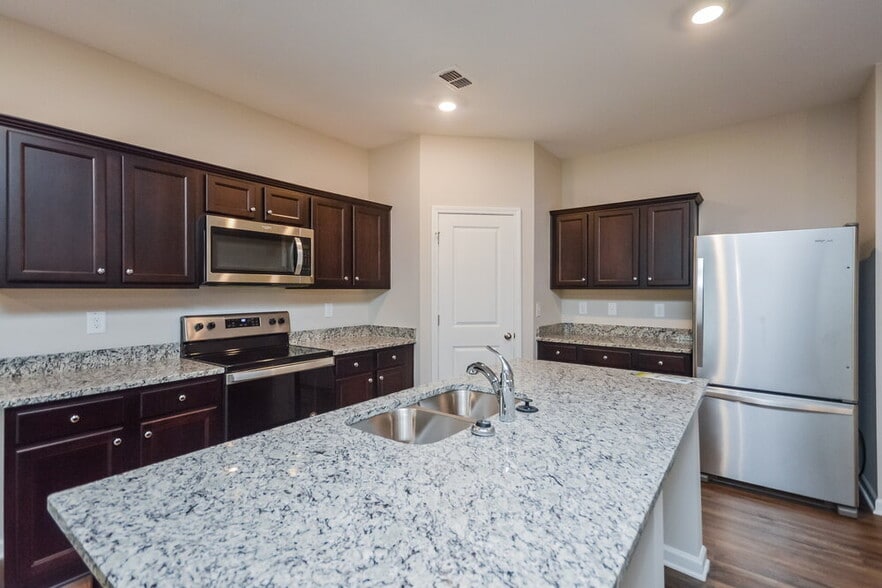 Building Photo - 3875 Place Dr