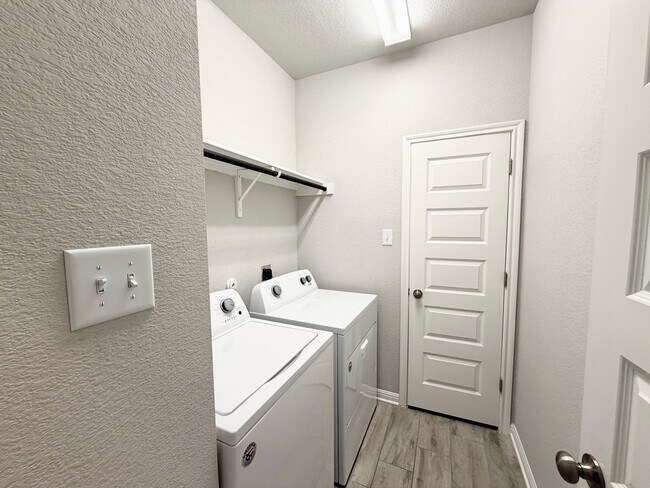Building Photo - 3 bedroom, 2 bath home for lease