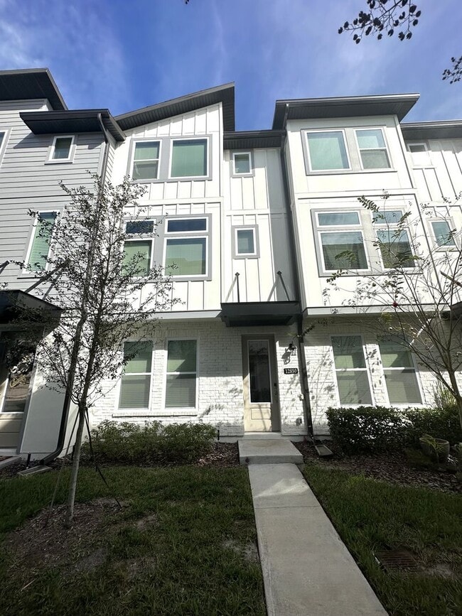 Building Photo - Luxury 3 story townhouse in the heart of L...