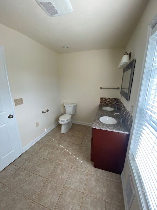 Building Photo - Three Bedroom in West Bethlehem
