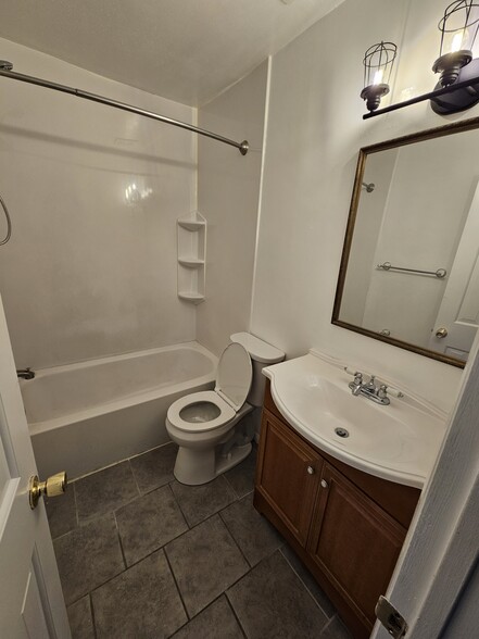 Upstairs Bathroom - 5558 New Colony Dr