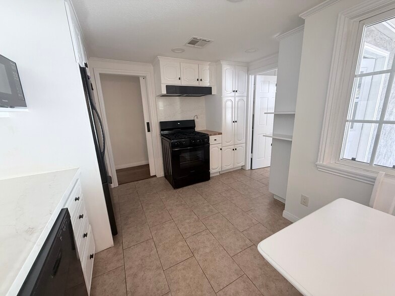 Building Photo - 11130 Canby Ave