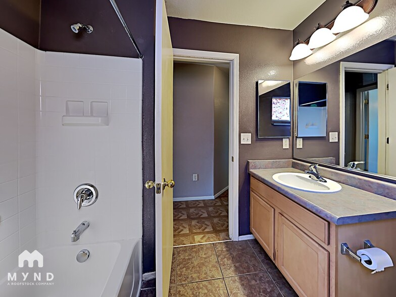 Building Photo - 2018 E Calle Arroyo Lindo