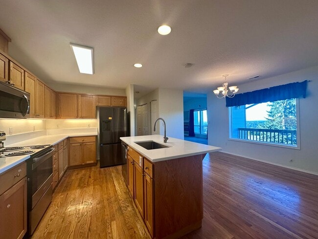 Building Photo - Charming Duplex 3 Bed 2 Bath w/ Double Car Garage and a Beautiful View in Portland!