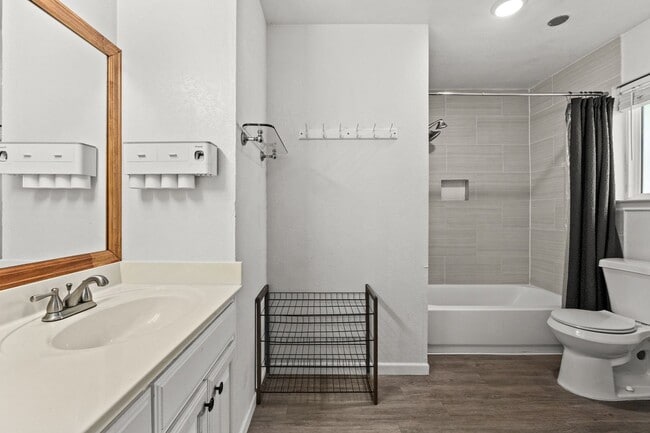 Building Photo - Cute & Cozy 3 Bdrm 2 Bath