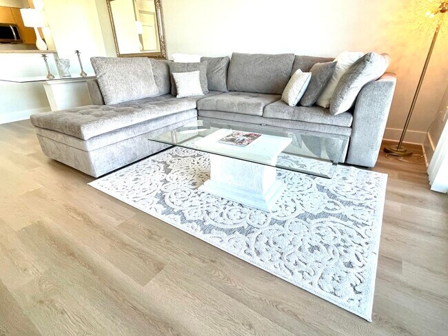 Building Photo - 616 Clearwater Park Rd