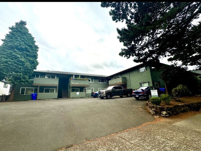 Building Photo - Vintage Irvington Top Floor 2 Bed with a l...