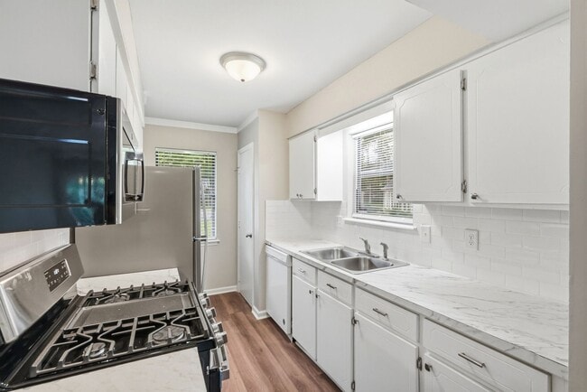Building Photo - Renovated Ranch on a Quiet Cul-de-Sac with Vaulted Ceilings & Private Backyard