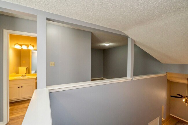 Building Photo - Fully Remodeled Townhome with Loft and Prime Location!