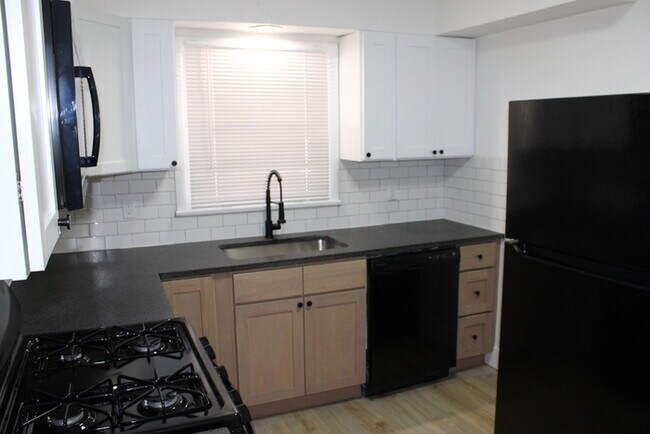 Building Photo - Cozy 2-bedroom, 1-bath home with vanity located in Independence, MO