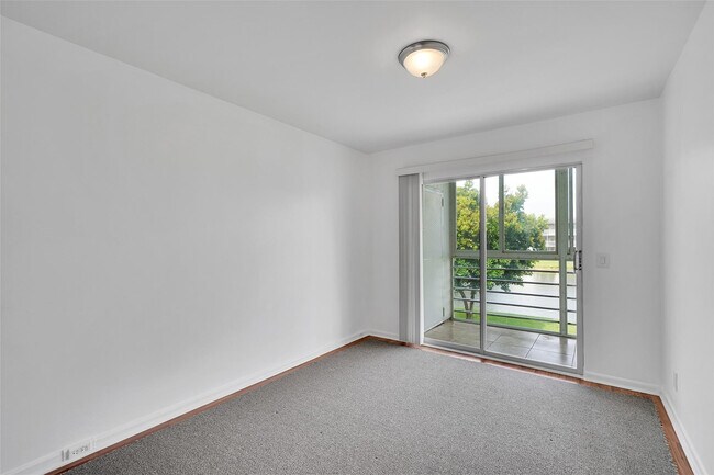 Building Photo - 486 Fanshaw L