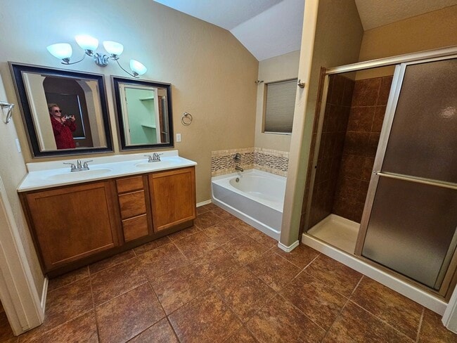 Building Photo - Beautiful Golf Course Area Home with 4 Bed...