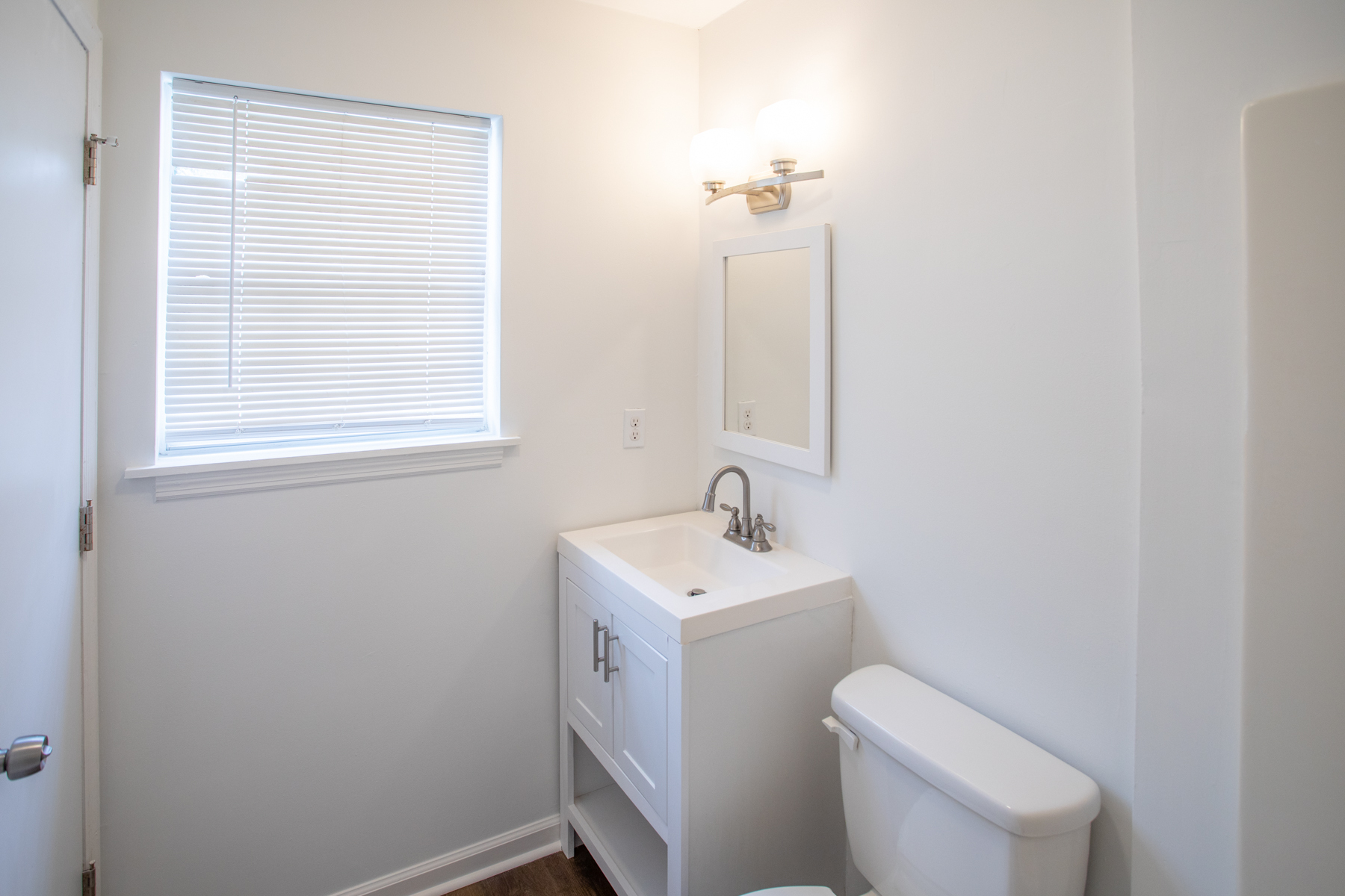 attached bathroom - 1220 E 57th St