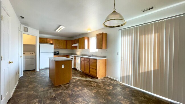Building Photo - Upper 2 bed, 2 bath Condo on Leland for rent!