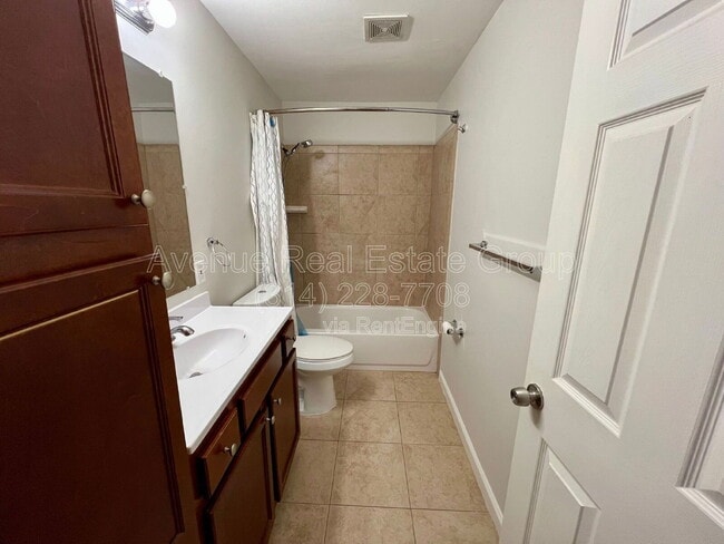 Building Photo - 1015 Commodore Dr