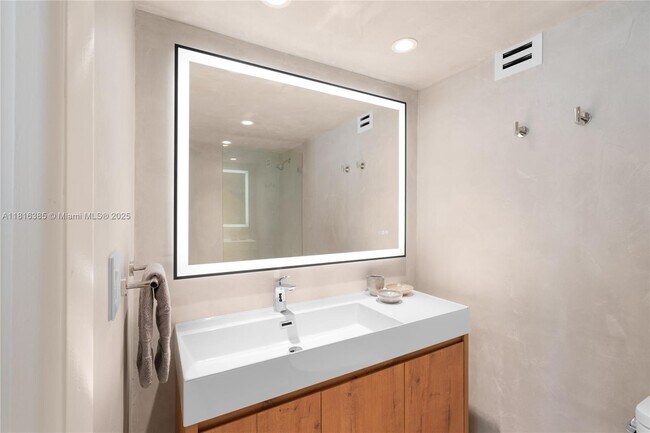 Building Photo - 2655 Collins Ave