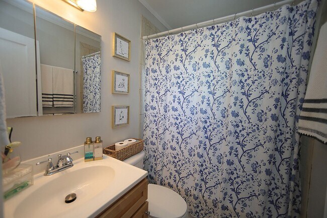 Building Photo - Two Bedroom Cottage in Five Points - Insid...