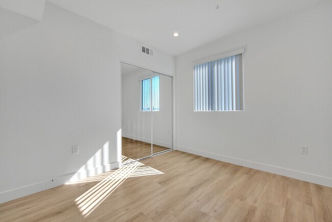 Building Photo - 5850 Vineland Ave