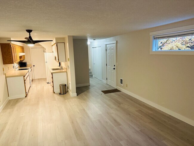 Building Photo - Charming Updated & Spacious Condo in a Peaceful Setting
