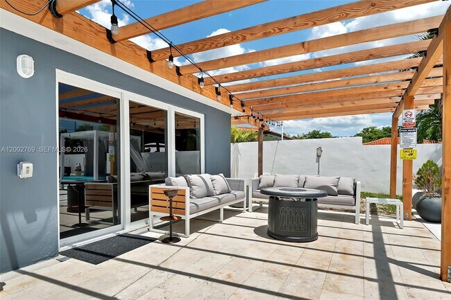 Building Photo - 301 SW 30th Ct