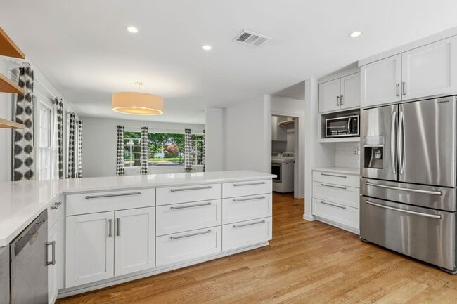 Building Photo - Nicely Updated 3/2 in Hyde Park