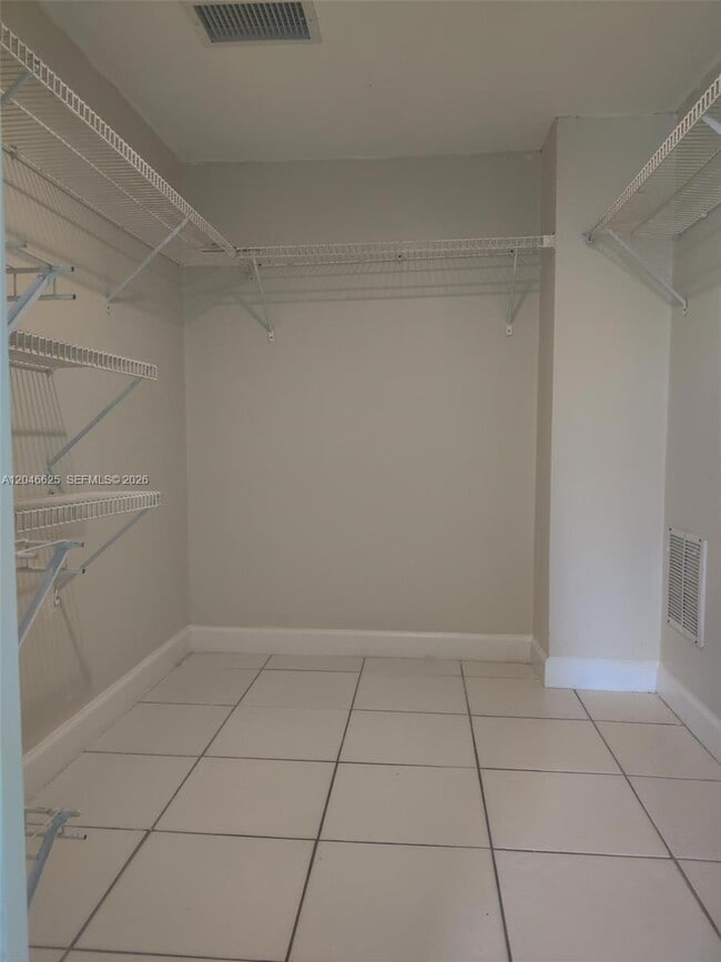 Building Photo - 300 E Club Cir