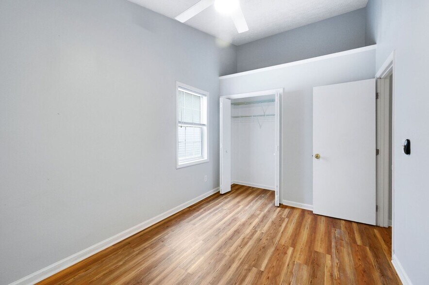Building Photo - 716 Varsity Dr