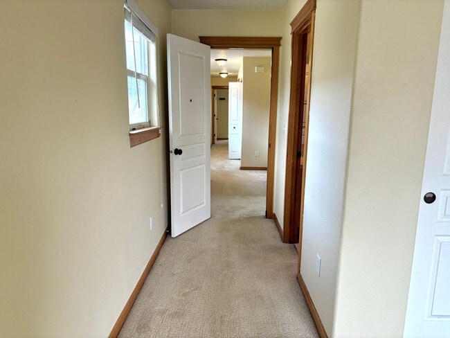 Building Photo - Montavilla 3 bed, 2 1/2 bath house