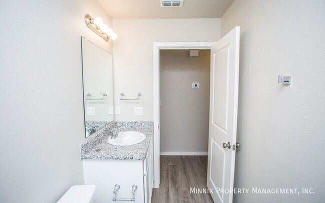 Building Photo - 2005 Kenwood Ave