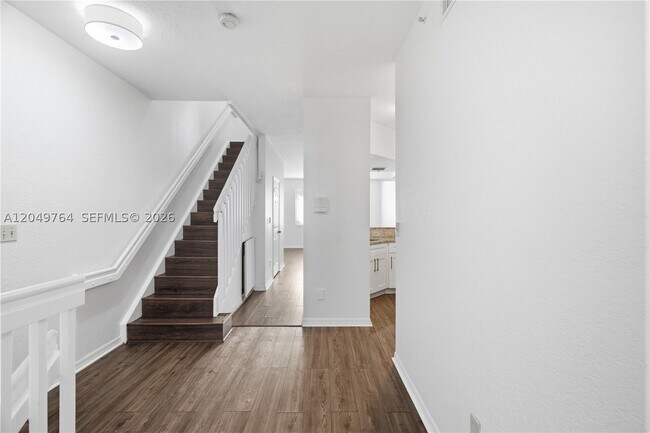 Building Photo - 725 SW 148th Ave