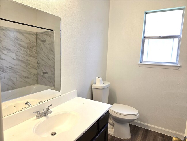 Building Photo - 13427 Juniper Point Dr