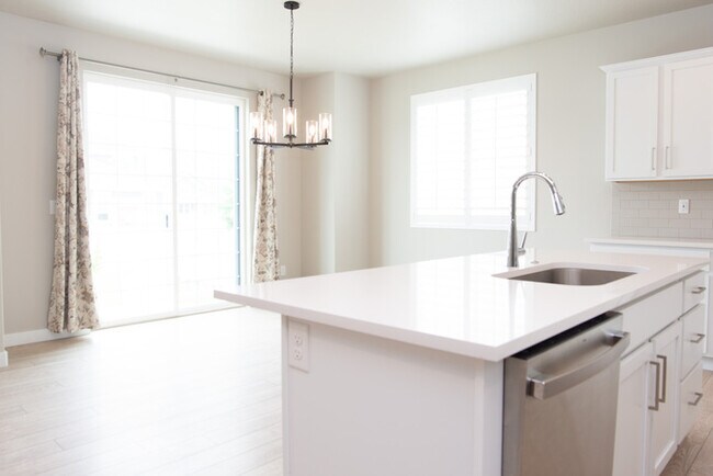 Building Photo - Modern Farmhouse Rambler – 7 Bed, 4 Bath –...