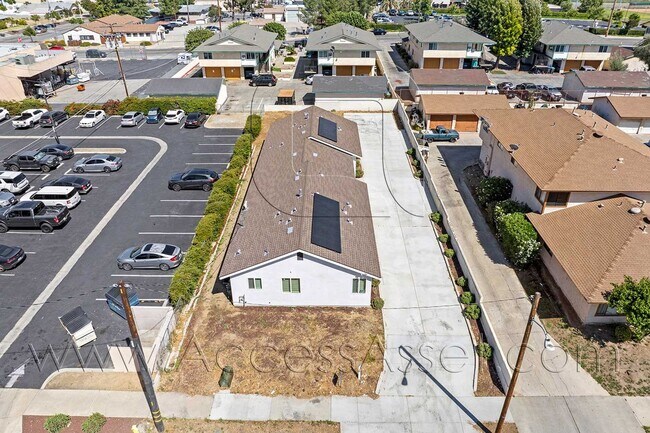 Building Photo - 108 S Lindsay St