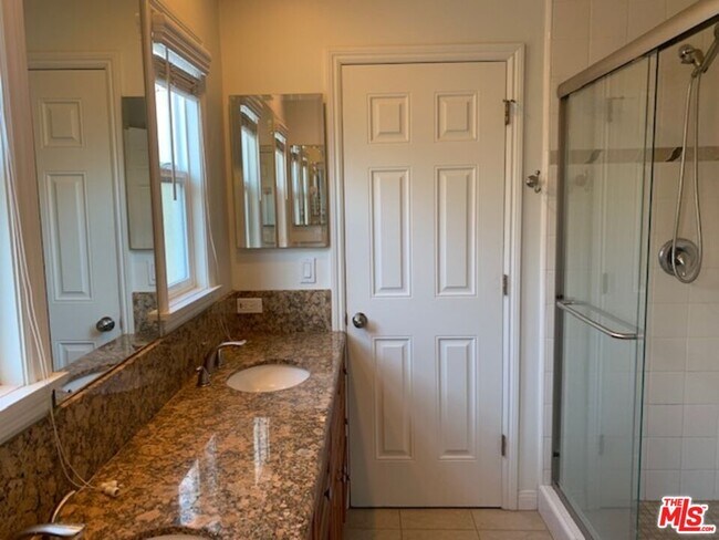 Building Photo - 1305 W 37Th Pl