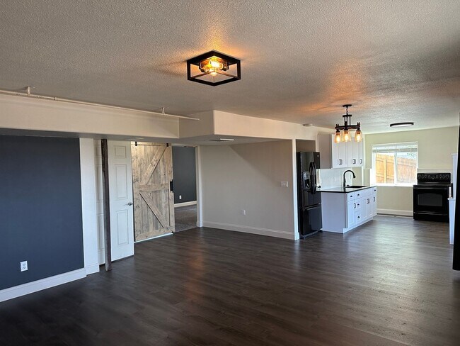 Building Photo - Stunning 4BD/3.5BA Briargate Home with Bre...