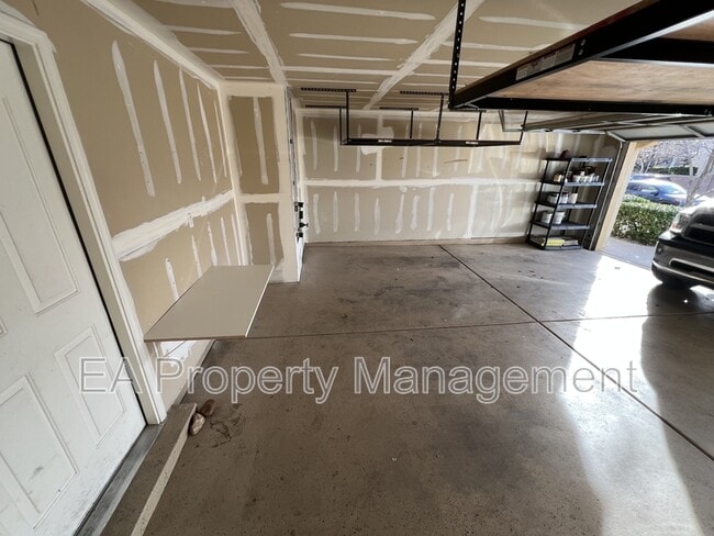 Building Photo - 3644 Clear Creek Rd