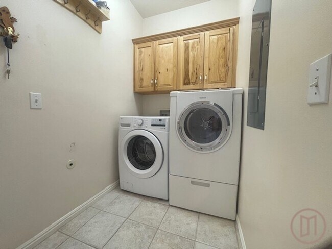 Building Photo - Sunny, spacious home in a prime cul-de-sac location!