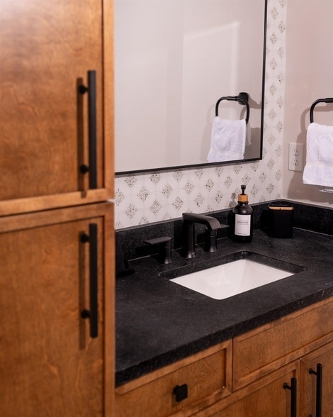 Building Photo - 612 W 8th Ave