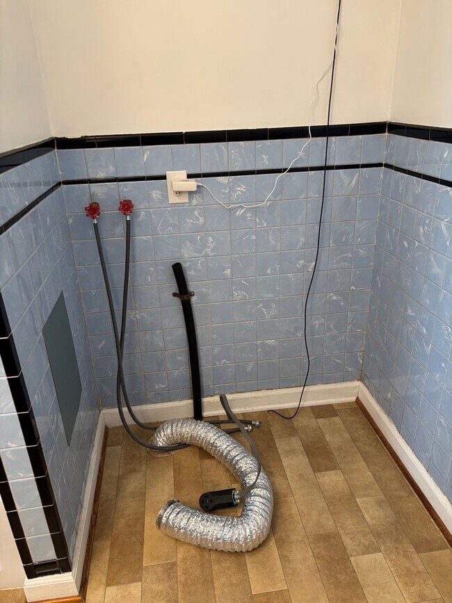 Building Photo - 3 BED, 1 BATH BRICK HOME