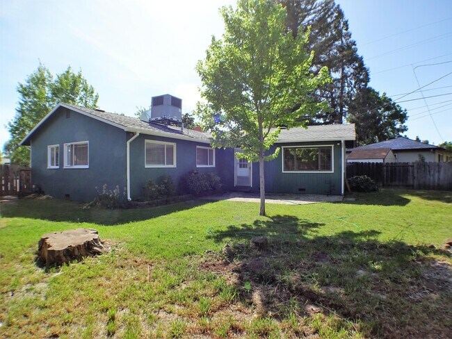 Building Photo - 886 Lynn Ln