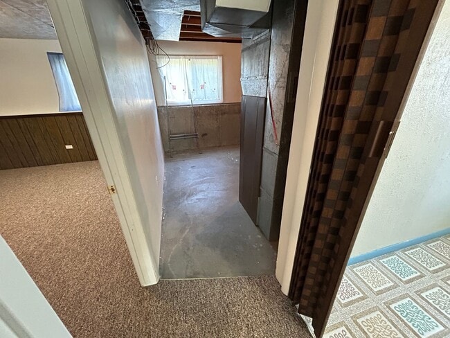 Building Photo - 5 Bed 2 Bath Home with 2 Car Attached Garage in Quiet Nice Neighborhood.