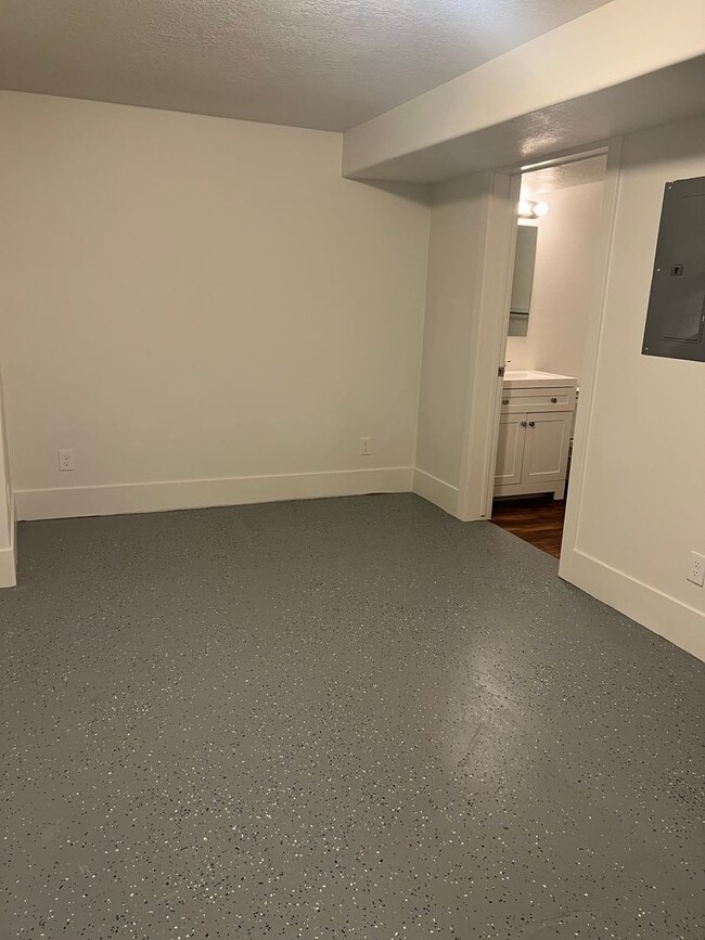 Building Photo - Pet Friendly Townhome
