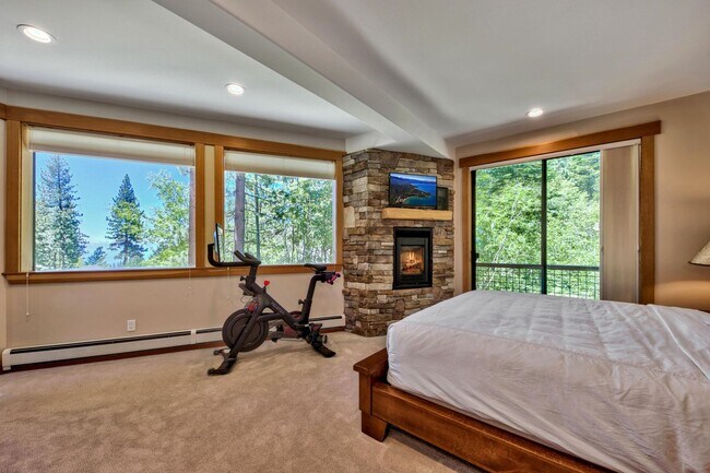 Building Photo - Gorgeous Lakeview! Pet Friendly w a Garage & AC!