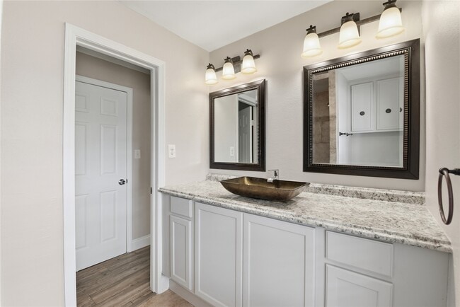 Building Photo - 1406 Grand Valley Dr