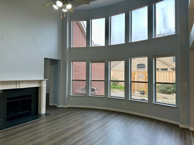 Building Photo - 928 Falcon Dr